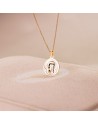 18K MEDALLA ORO AMARILLO REDONDA CON NACAR BLANCO Y VIRGEN NIÑA. 15 MM